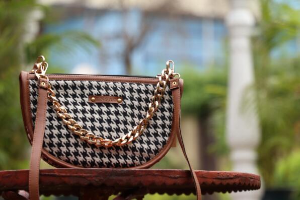 Houndstooth Pattern Sling Bag with metallic chain