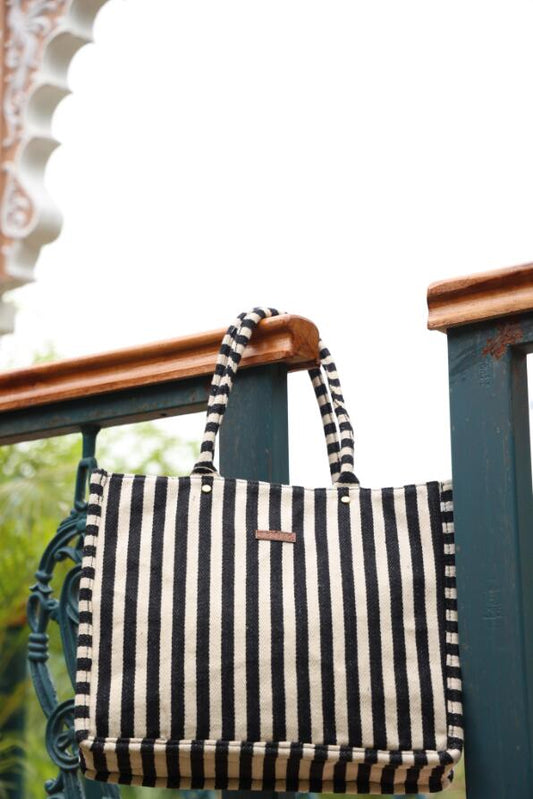 Zebra Striped Pattern Big Tote Bag(BLK AND WHITE)