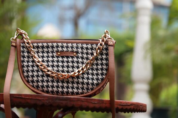 Houndstooth Pattern Sling Bag with metallic chain